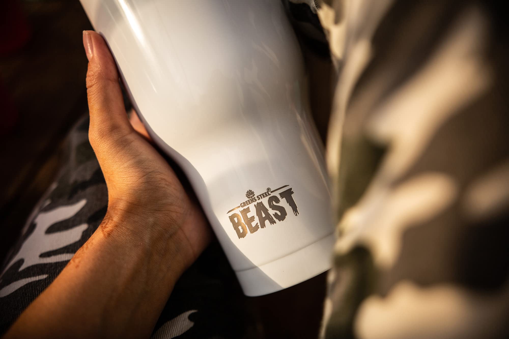 Greens Steel BEAST next to a hand showing 900 ml scale for fewer refills