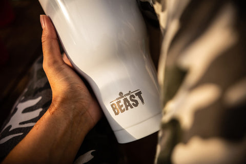 Greens Steel BEAST next to a hand showing 900 ml scale for fewer refills