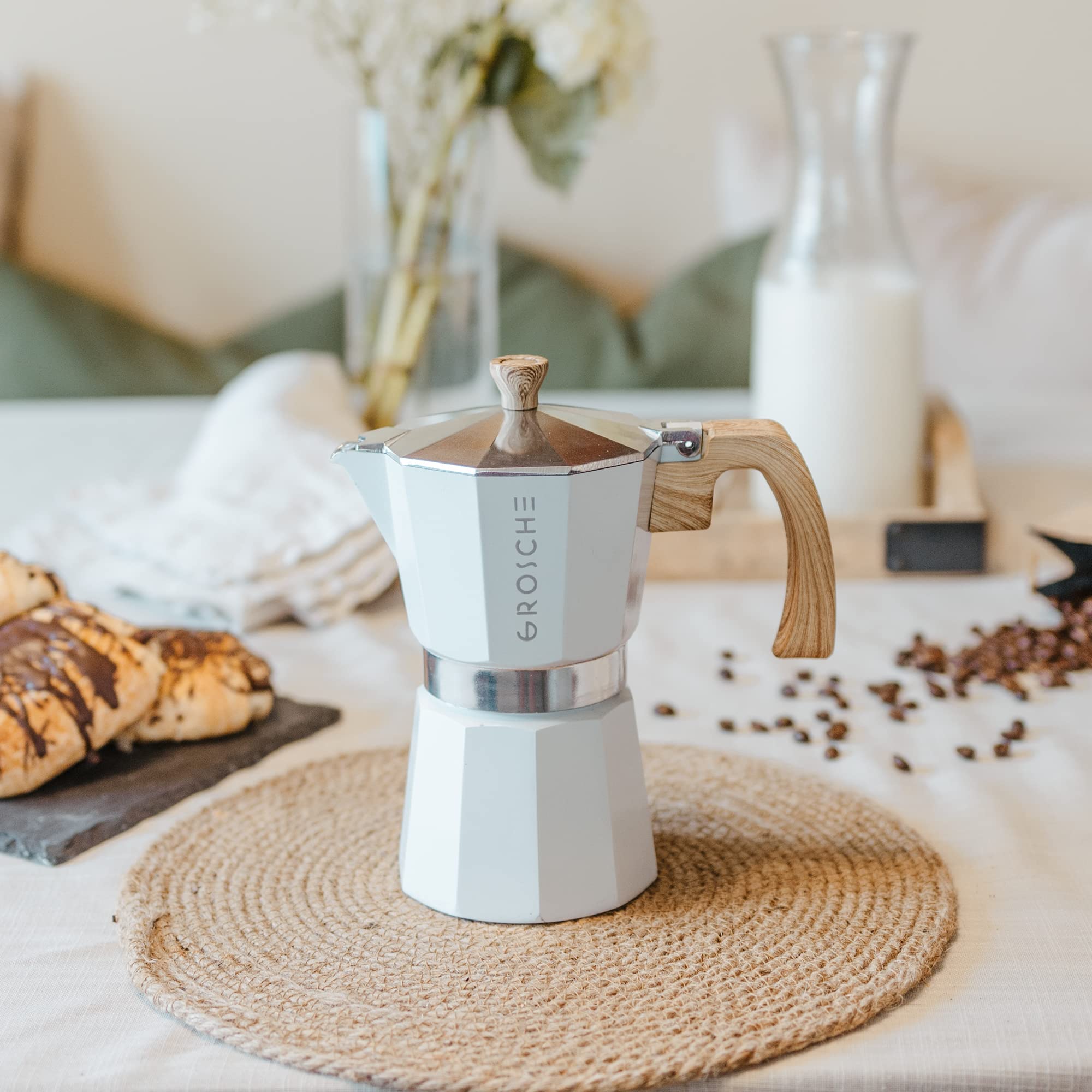 GROSCHE Milano pouring coffee into glass cup highlighting rich crema-like concentrate