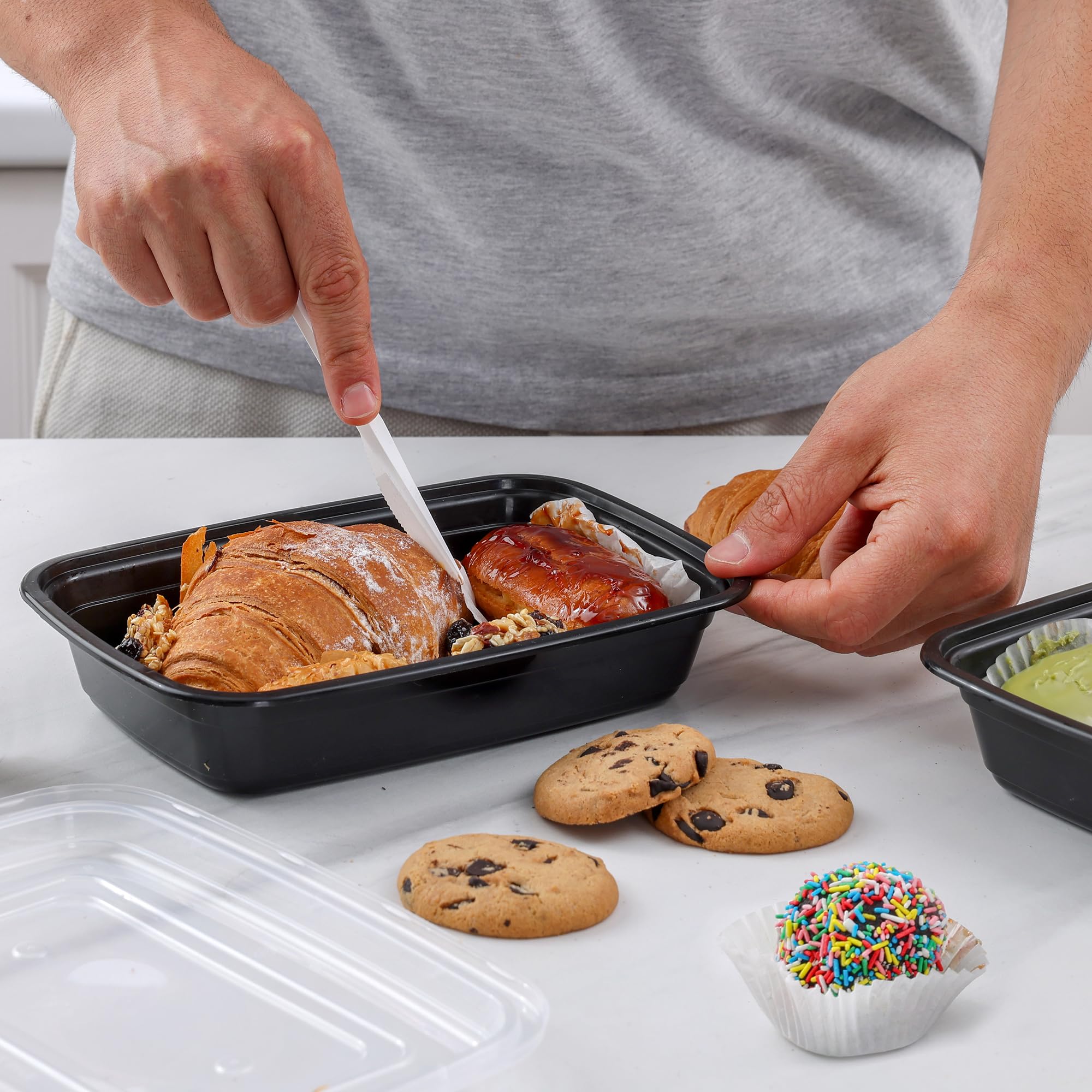 GUSTO container beside measuring cup illustrating accurate 28 oz portion