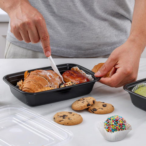 GUSTO container beside measuring cup illustrating accurate 28 oz portion