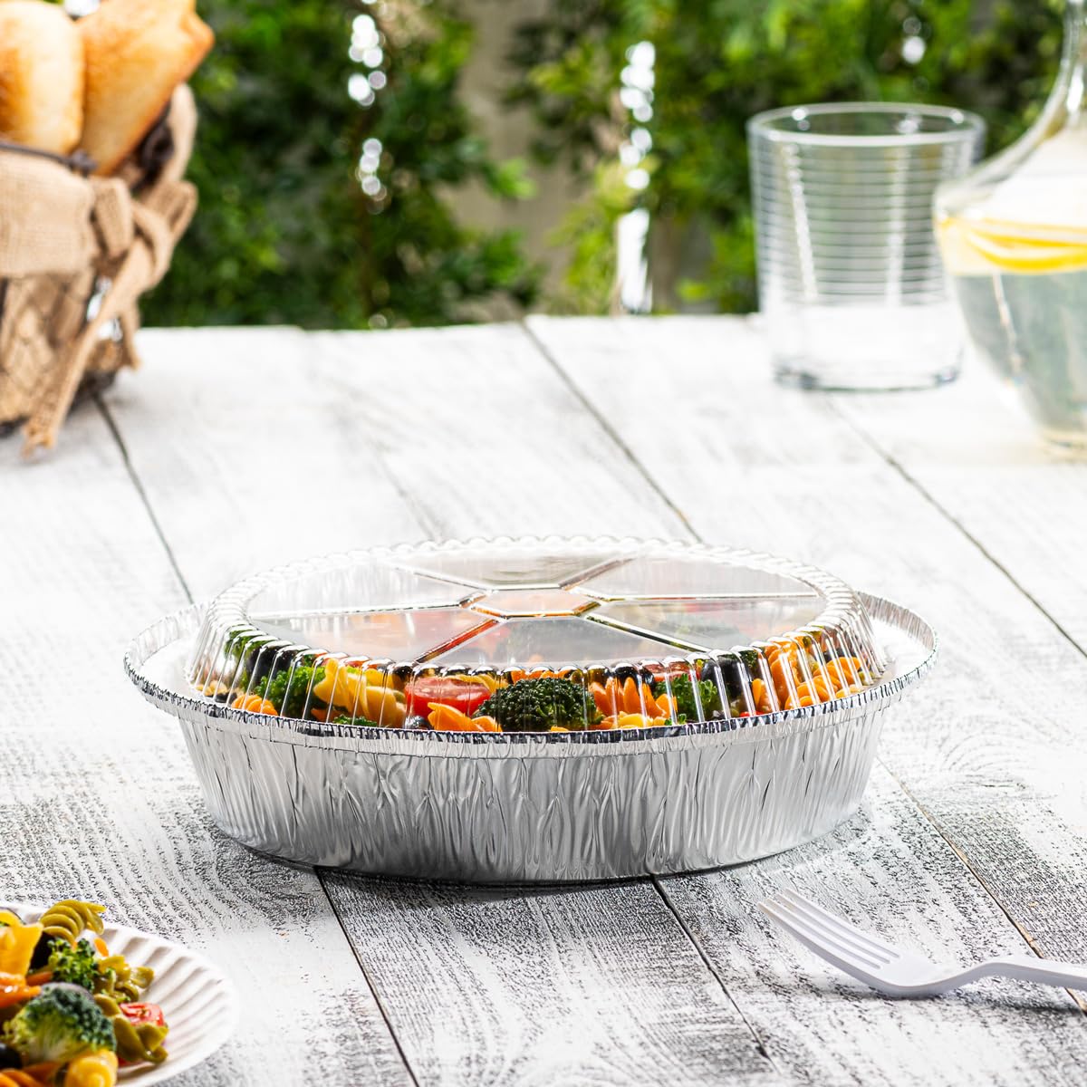 GUSTO close-up of aluminum pan rim highlighting sturdy heat-safe construction