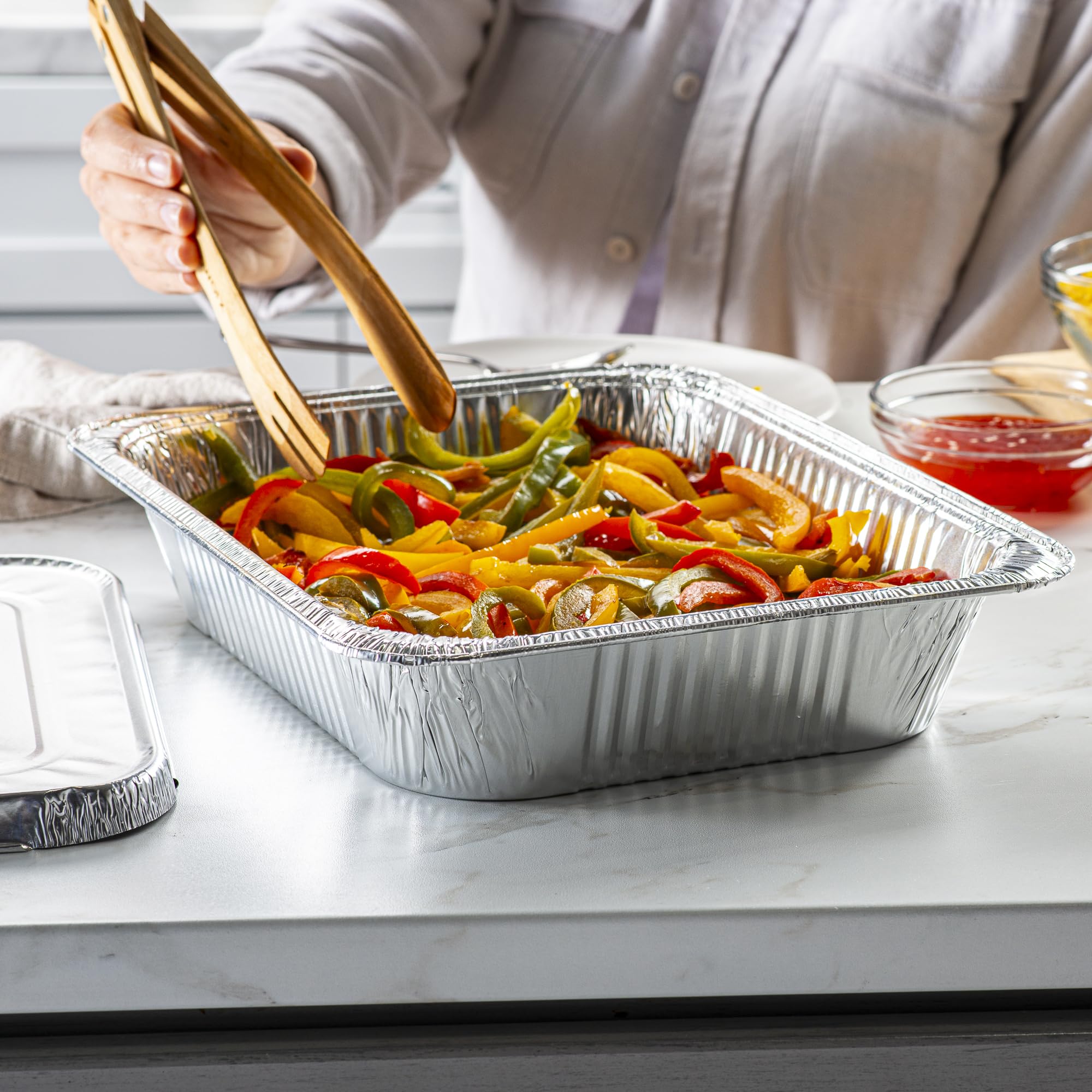 GUSTO curled rim close-up highlighting secure lid fit and reinforced edge strength