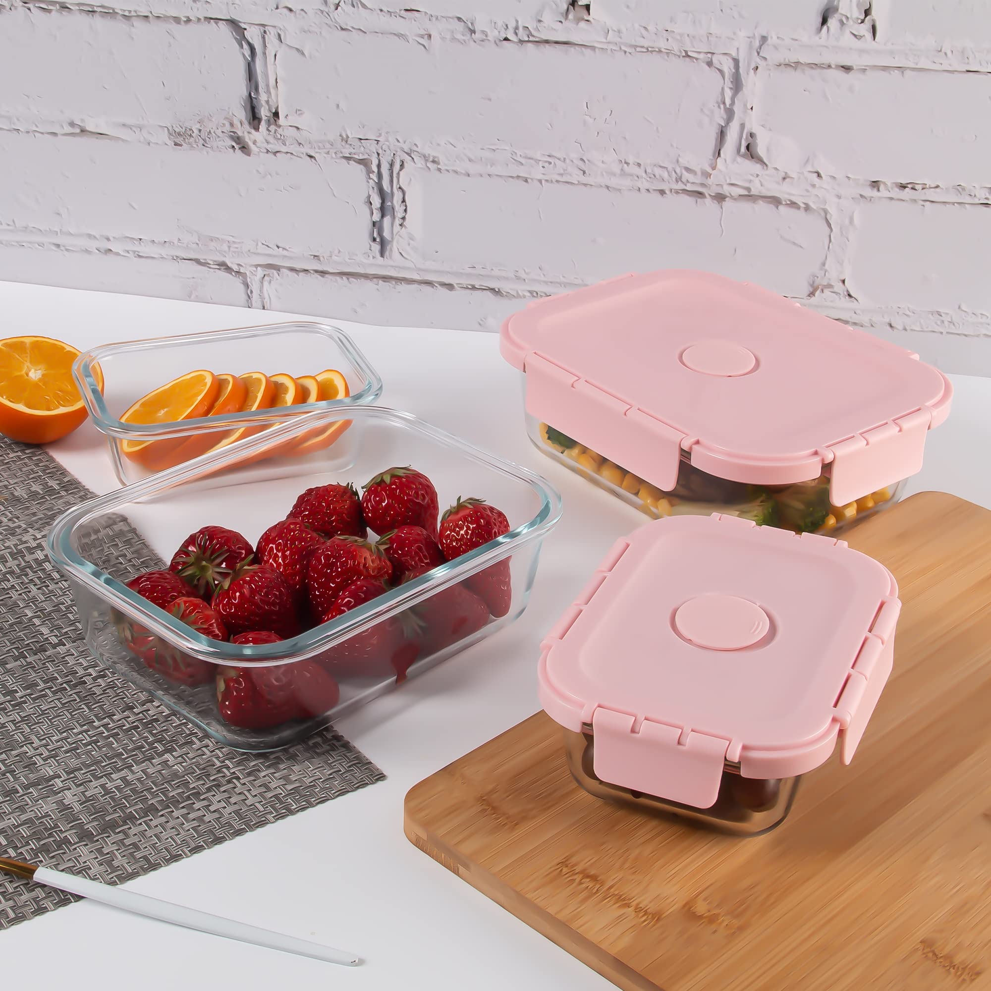 HAKEEMI lifestyle image of prepared meals on table illustrating convenient transport