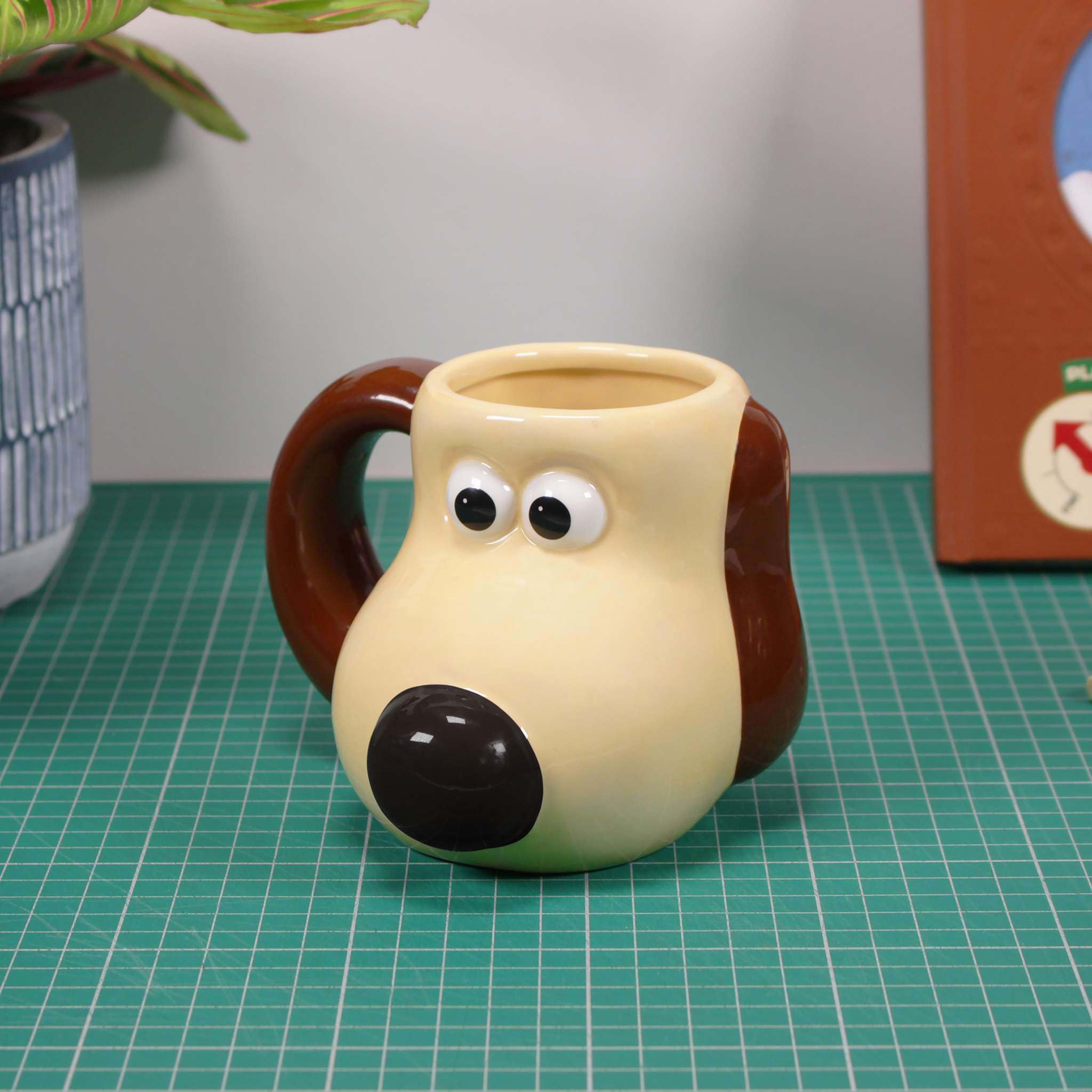 Half Moon Bay Gromit being filled with coffee demonstrating usable capacity