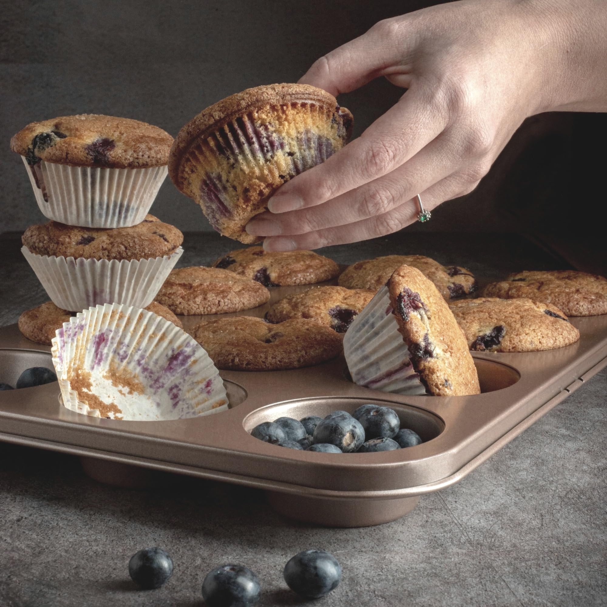 HAPPIELS pan next to measuring tape showing dimensions and oven-friendly scale