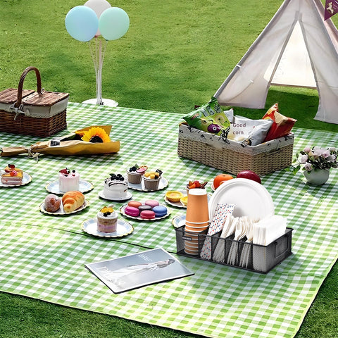 Hasuber in picnic setting demonstrating outdoor portability and convenience