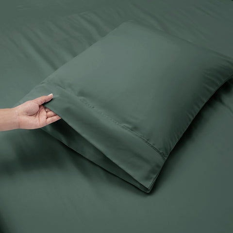 Hearth & Harbor elastic corner detail demonstrating snug hold on mattress