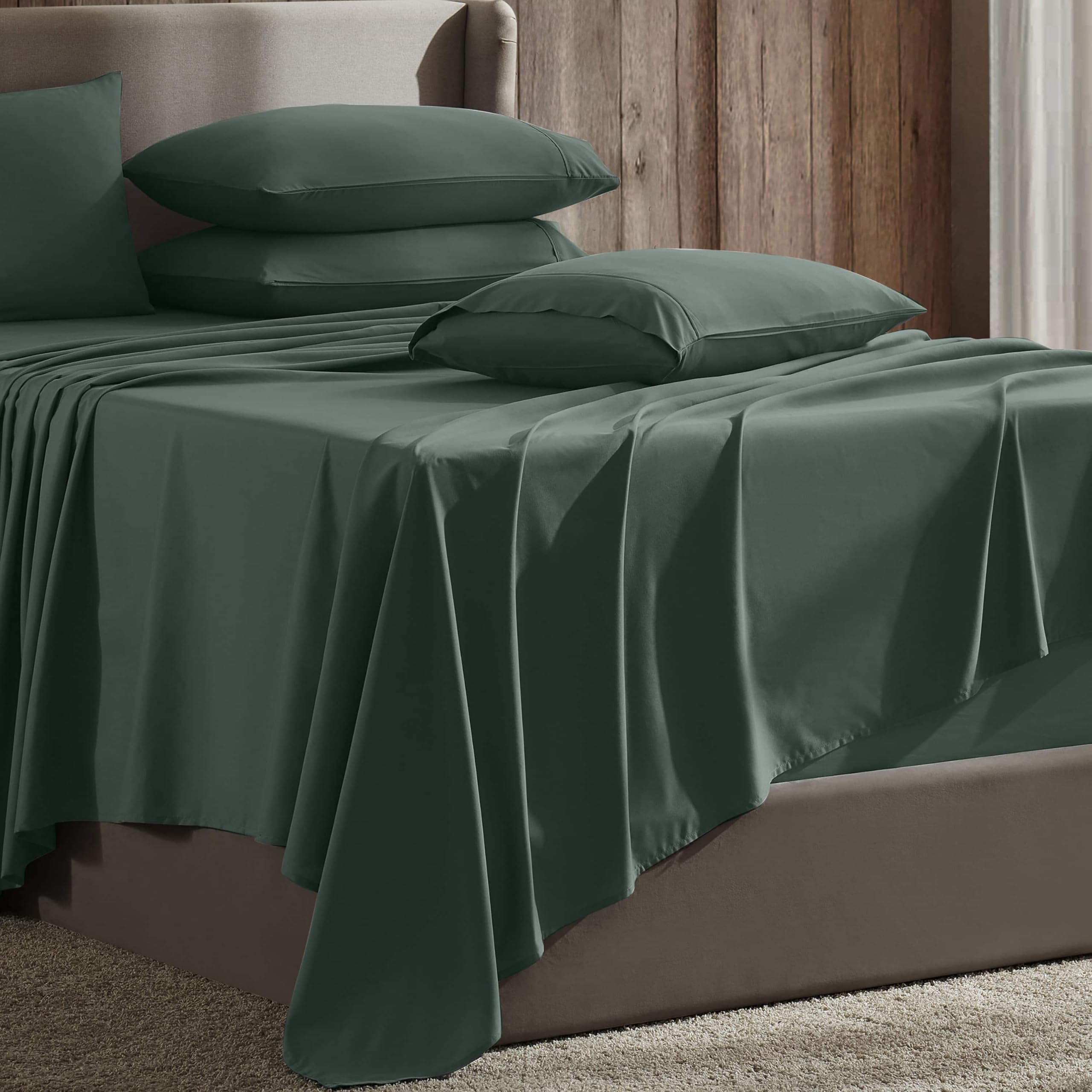 Hearth & Harbor close-up of extra deep pocket fitted sheet for secure fit
