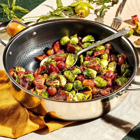 HexClad top view with tempered glass lid, allows visual monitoring while cooking