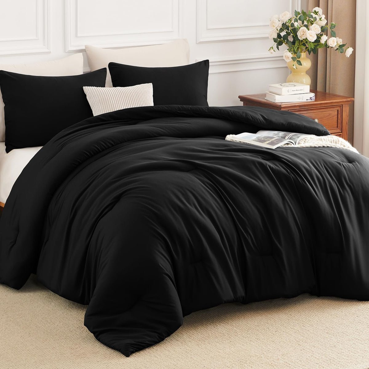 HIMEET comforter front view showing clean black finish and neat edges for polished bedding