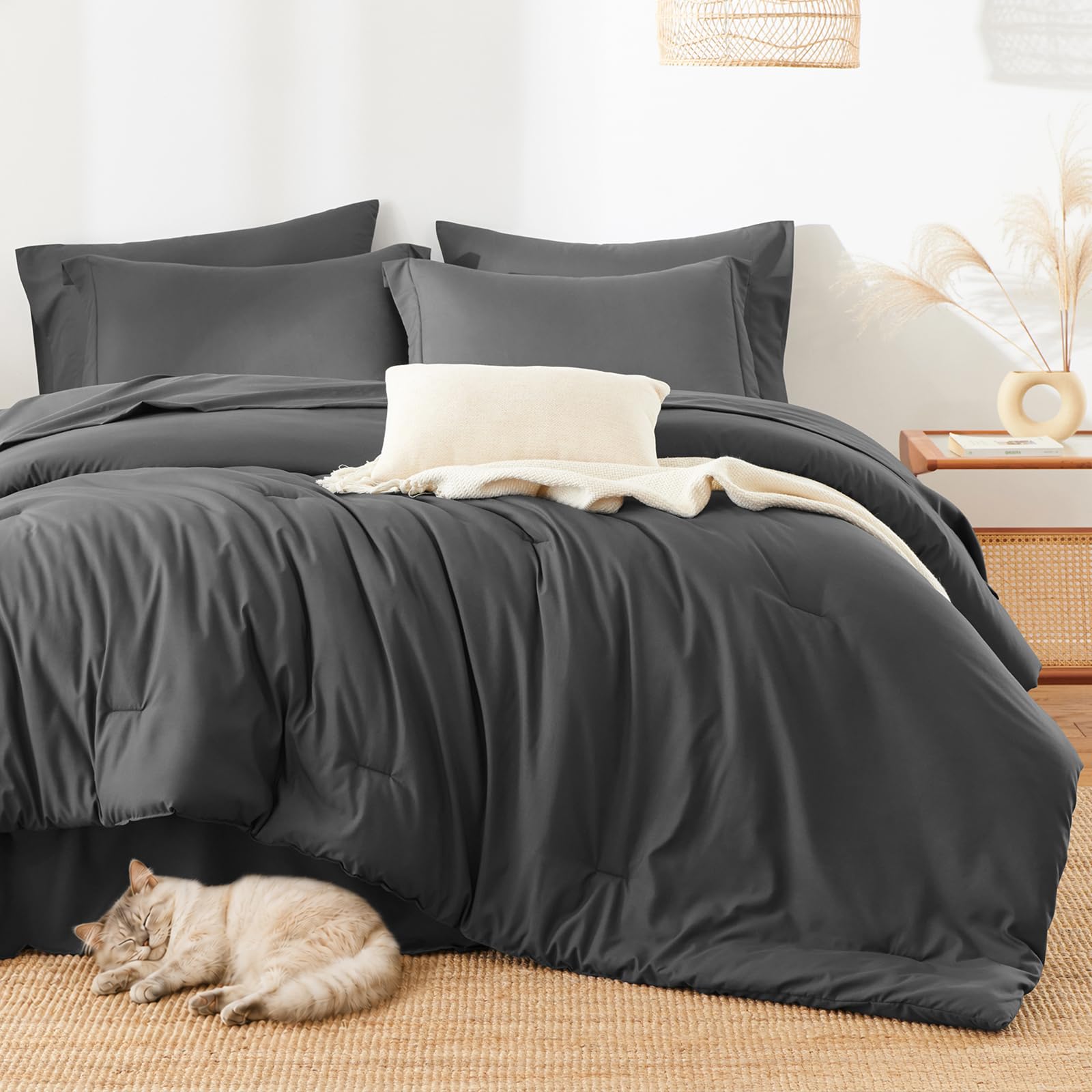 HIMEET fitted sheet pocket depth demo showing 14-inch pocket and secure fit