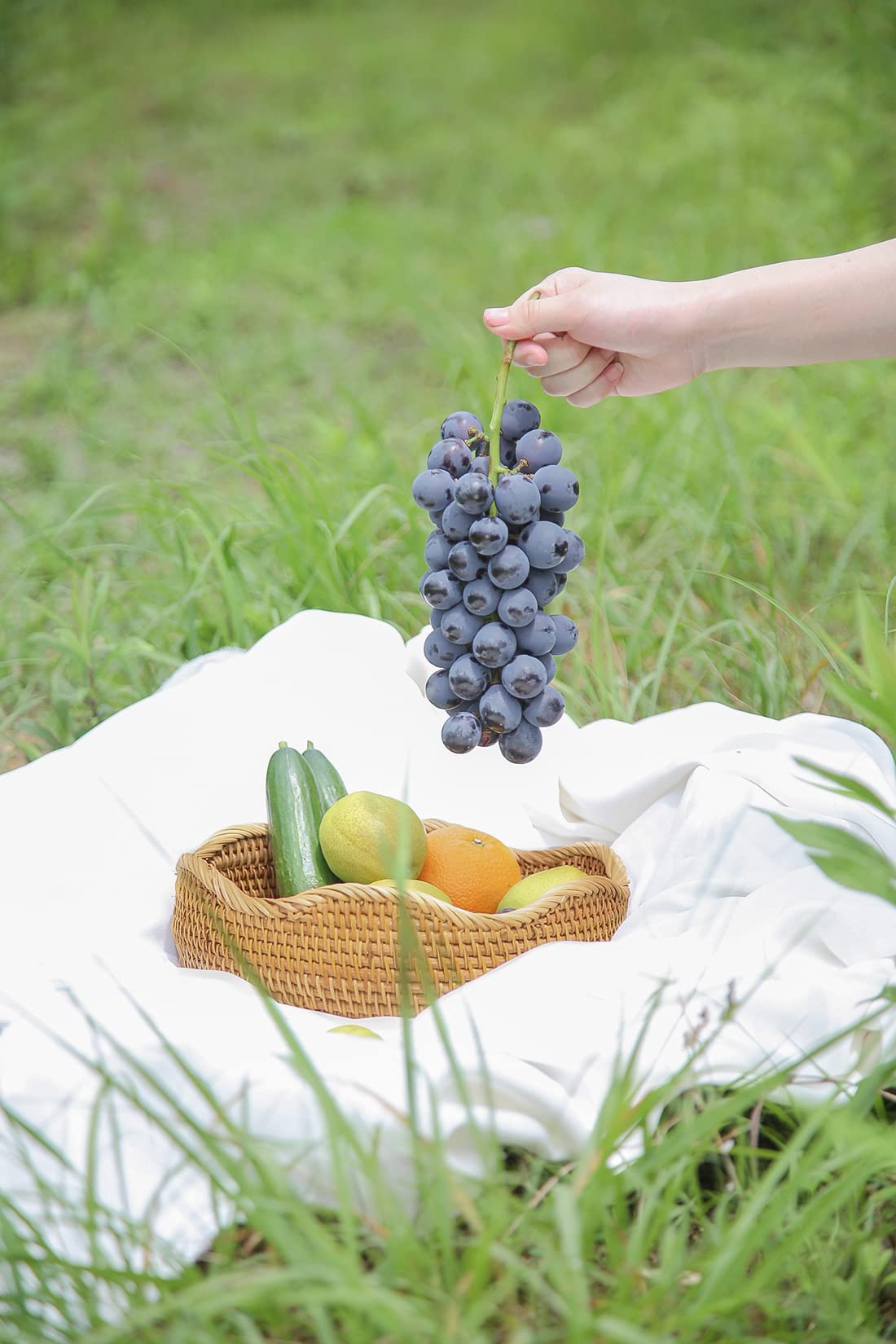 HITOMEN basket holding rolls on a table demonstrating serving convenience and rustic style