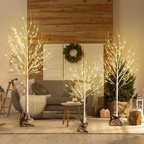 HOLILLUMA burlap-wrapped base and rope securing tree and hiding stand