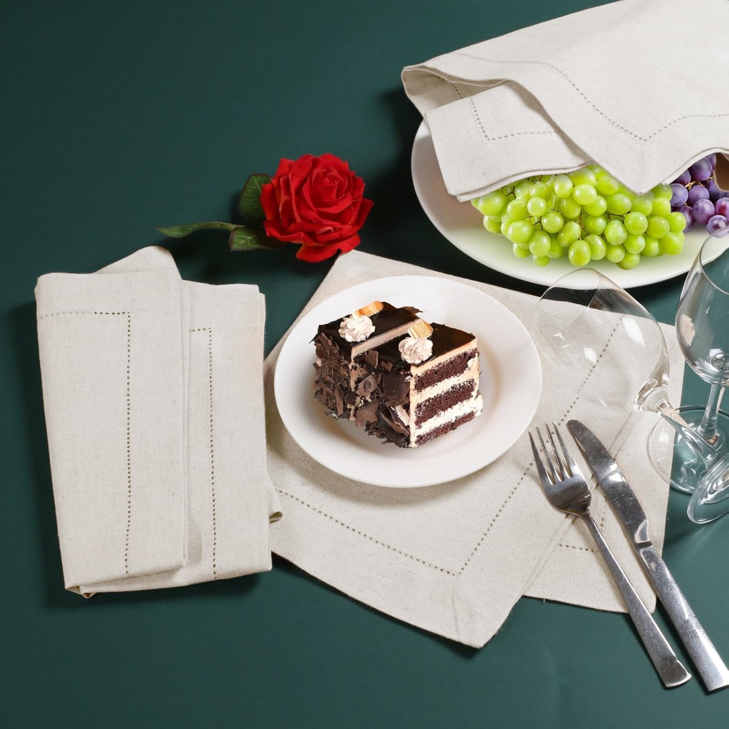 HOMIDATE napkins in washing machine showing easy-care advantage