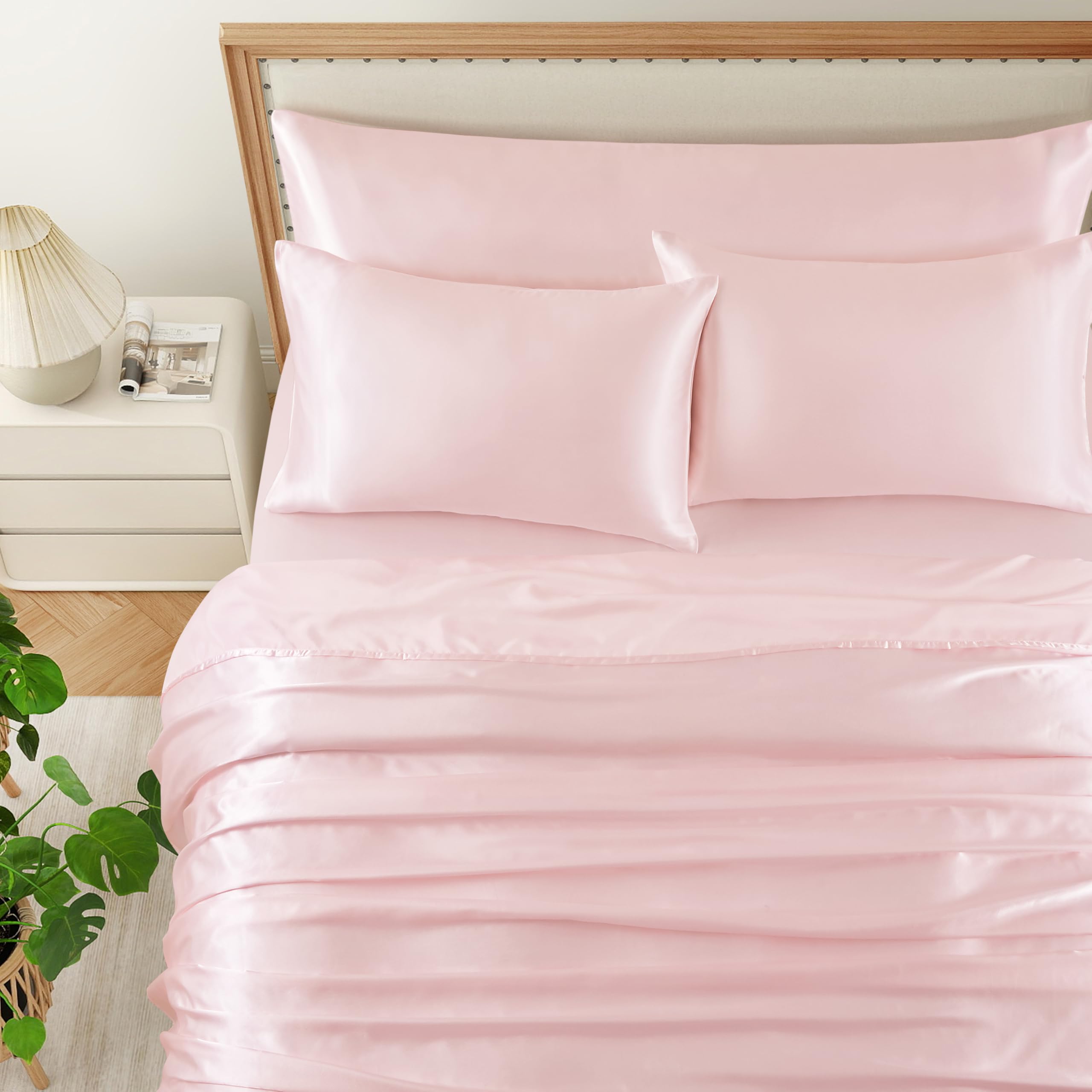 HommxJF fitted sheet close-up of deep pocket fitting and secure hold benefit