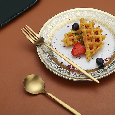 HOMQUEN cutlery held in hand to show real-world scale and ergonomic feel