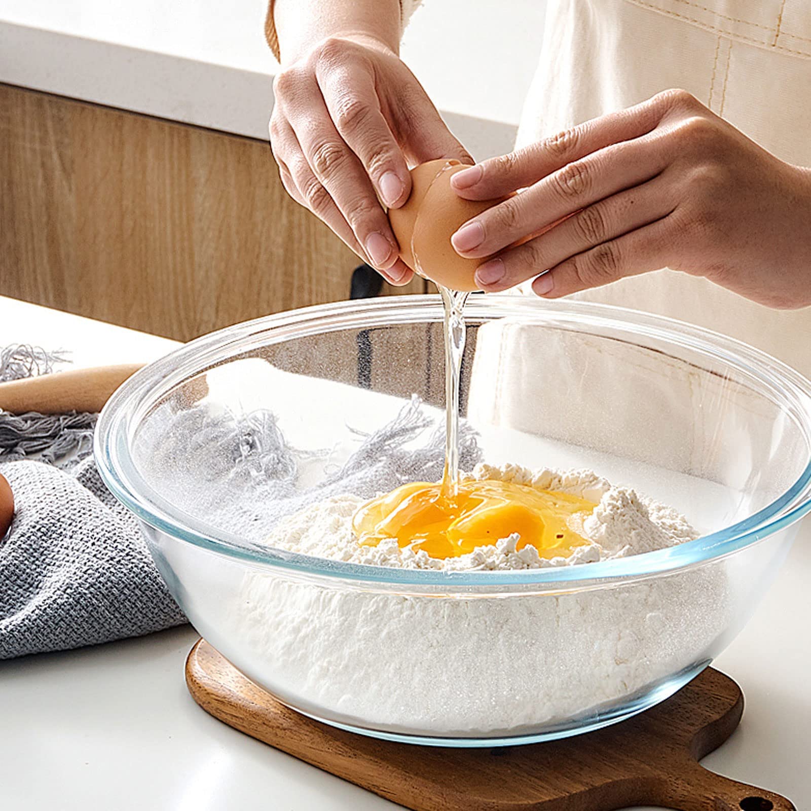 Homwin large 4.0QT bowl mixing a family salad demonstrating capacity and sturdiness for serving