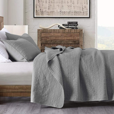HORIMOTE HOME king quilt front view showing full coverage and neat drape