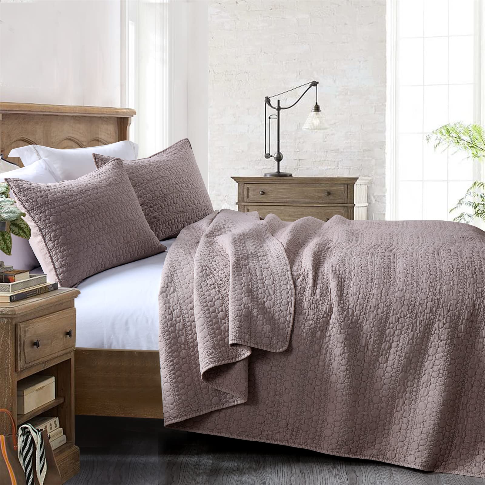HORIMOTE HOME layered bedding styling demonstrating versatile all-season use