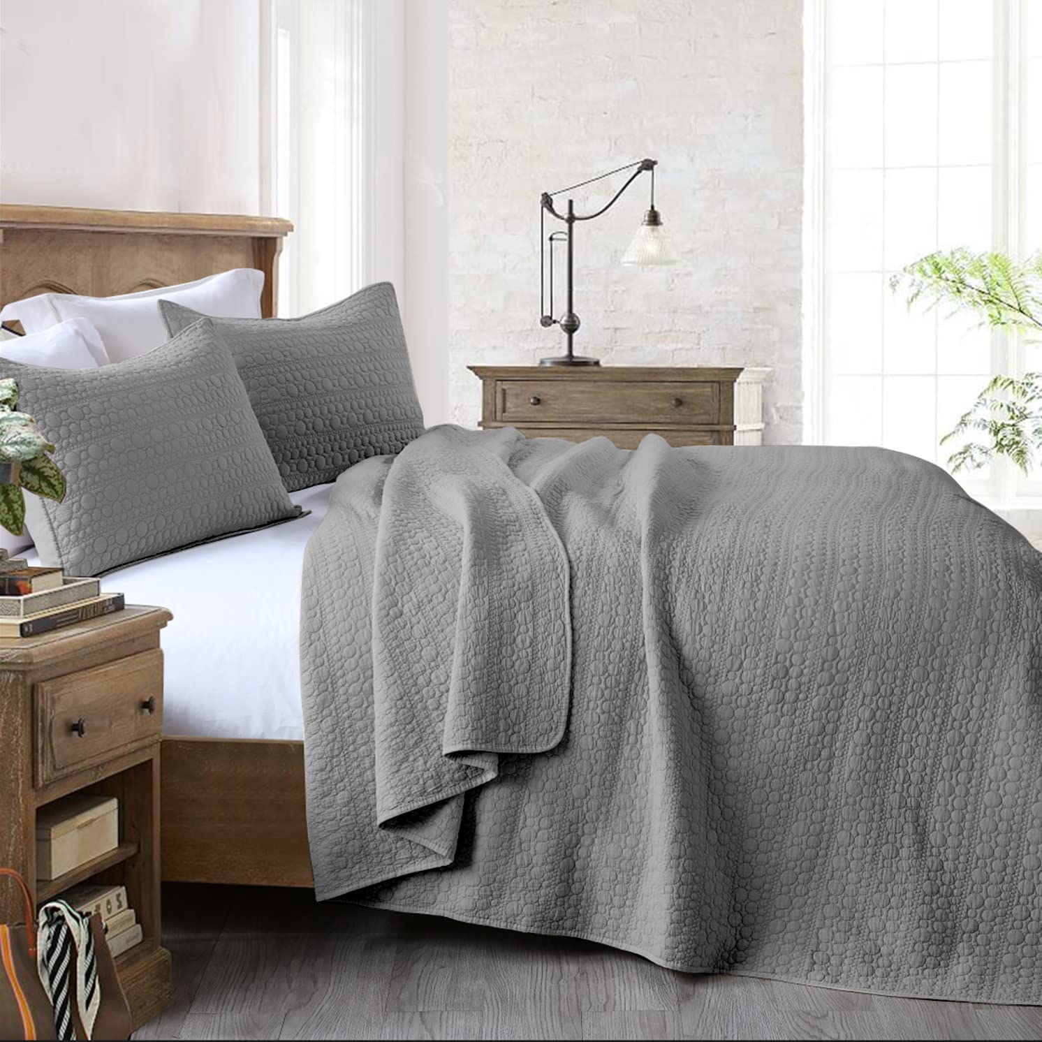 HORIMOTE HOME quilt on king bed size comparison demonstrating ample coverage