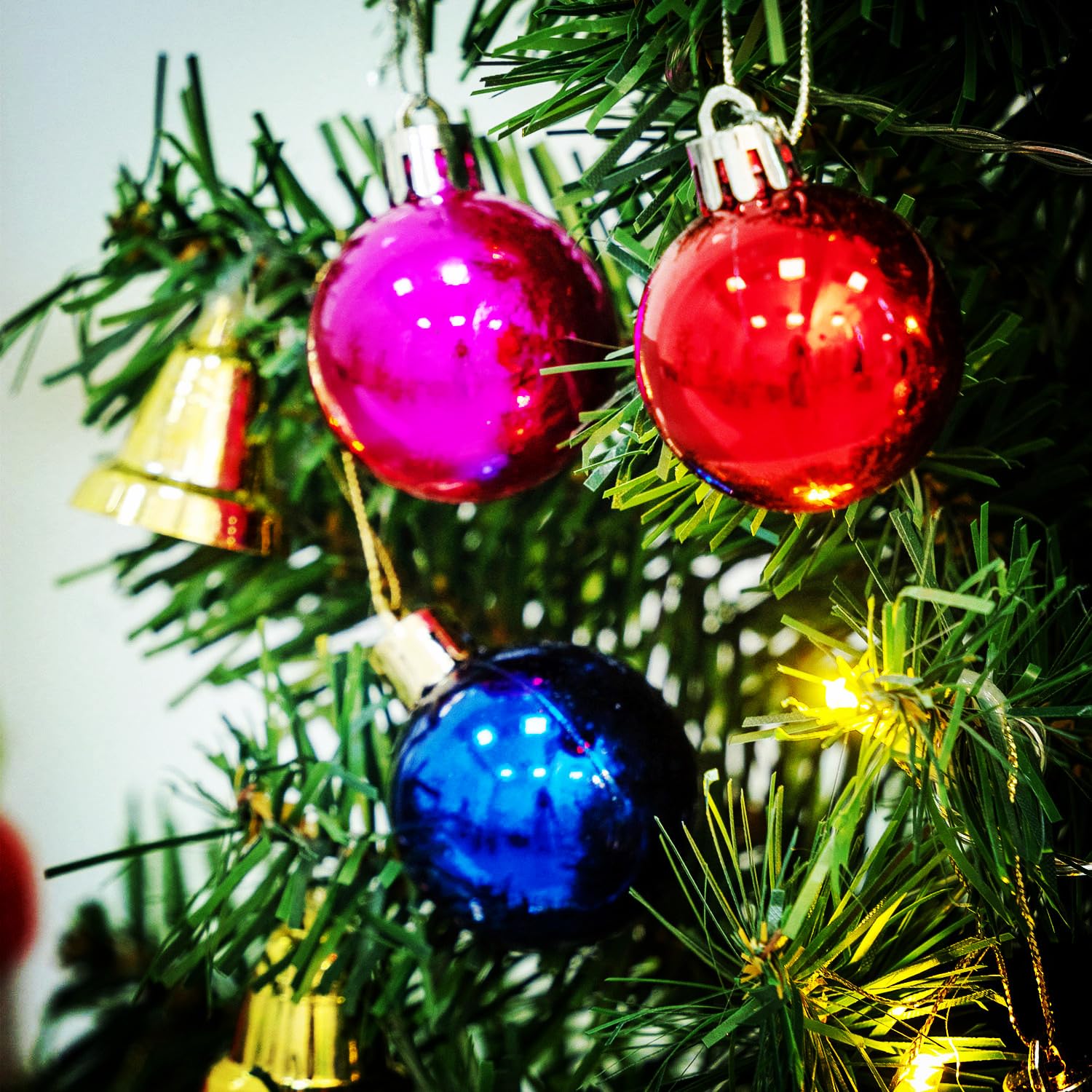 HUAERYOUYUE LED string lights lit on tree showing warm cordless illumination benefit