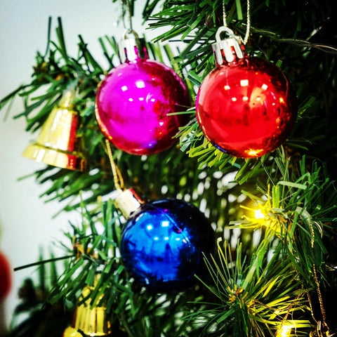HUAERYOUYUE LED string lights lit on tree showing warm cordless illumination benefit