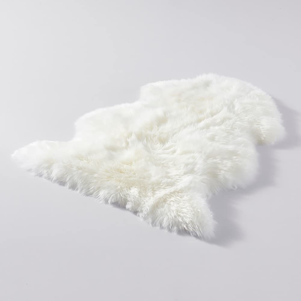 HUAHOO label and pelt edge close-up demonstrating natural craftsmanship