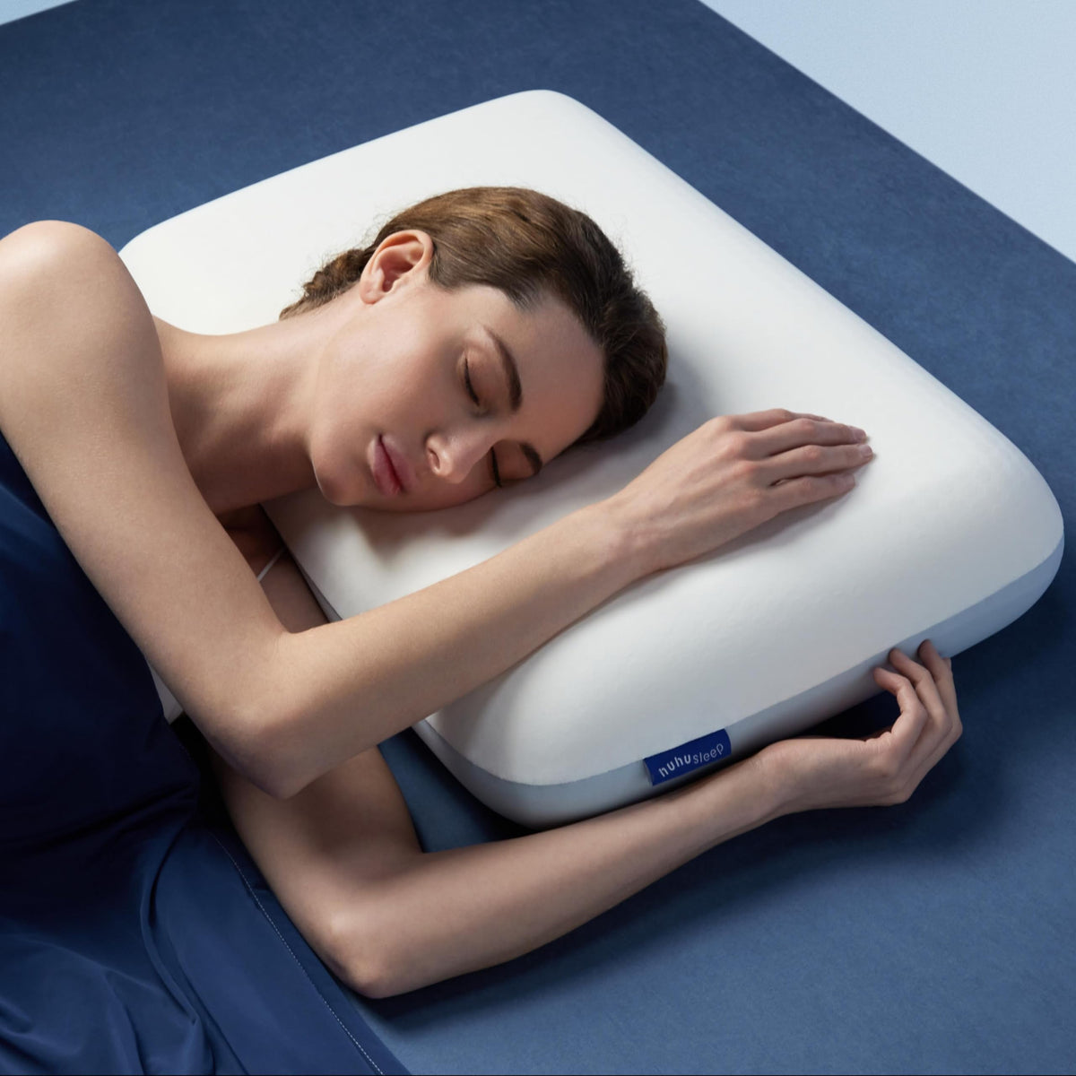 Huhu Sleep front packaging showing standard pillow and gift-ready box benefit: easy gifting