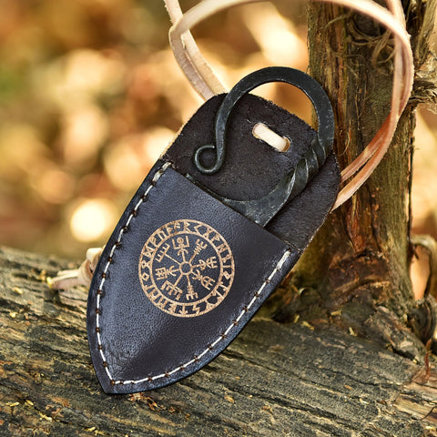 HUNTING HUNTS cutter held in hand demonstrating compact size and comfortable control