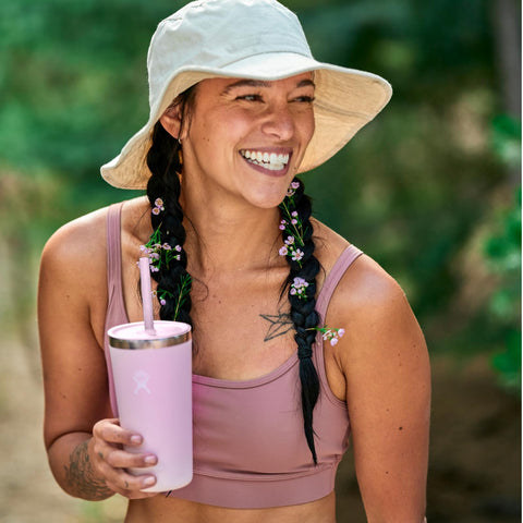 Hydro Flask next to a smartphone showing 28 oz capacity and scale