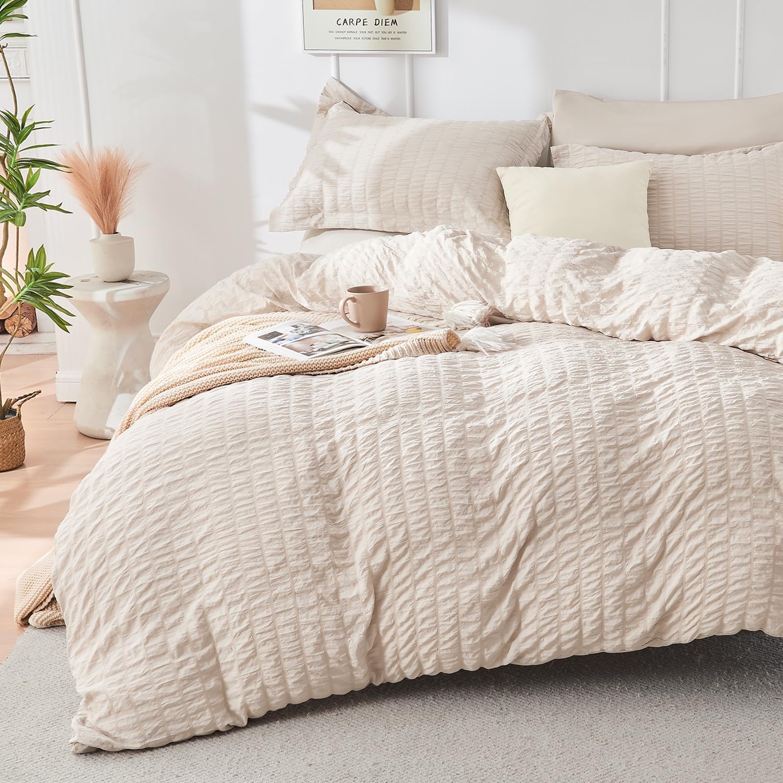 HYMOKEGE comforter edge stitching detail showing durable construction and loft