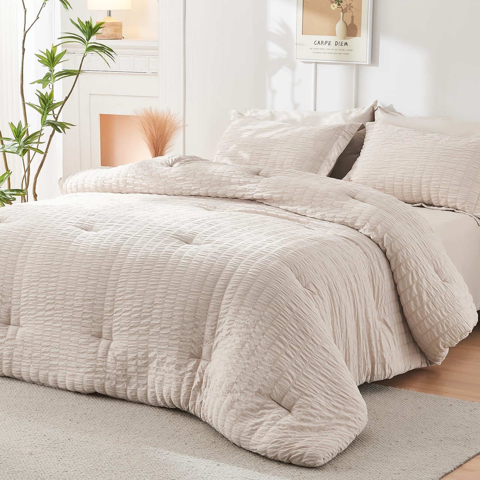 HYMOKEGE size comparison with queen mattress illustrates overhang and full bed coverage