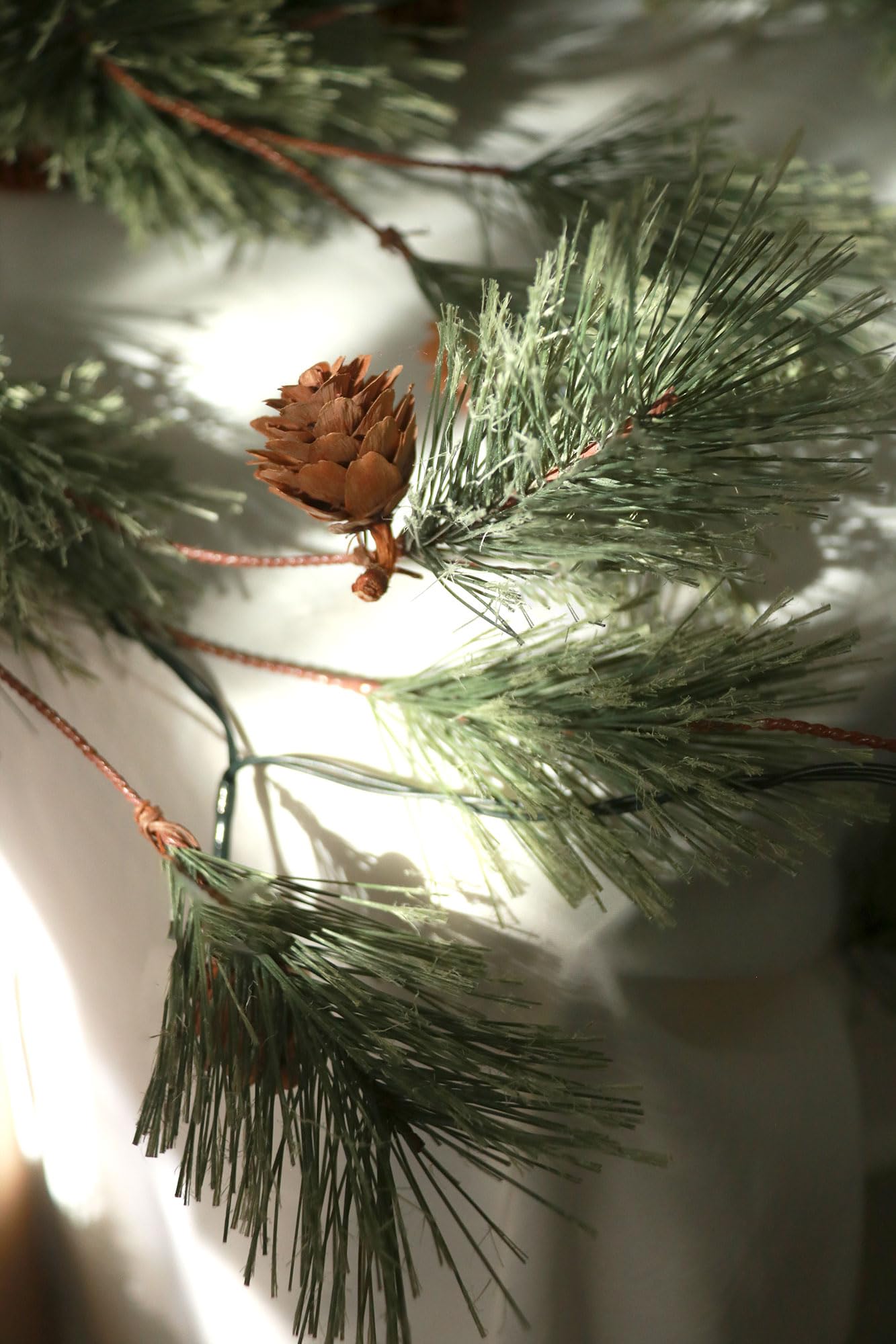IDOGliitte+ close-up of mixed pine needles and pine cones highlighting natural texture