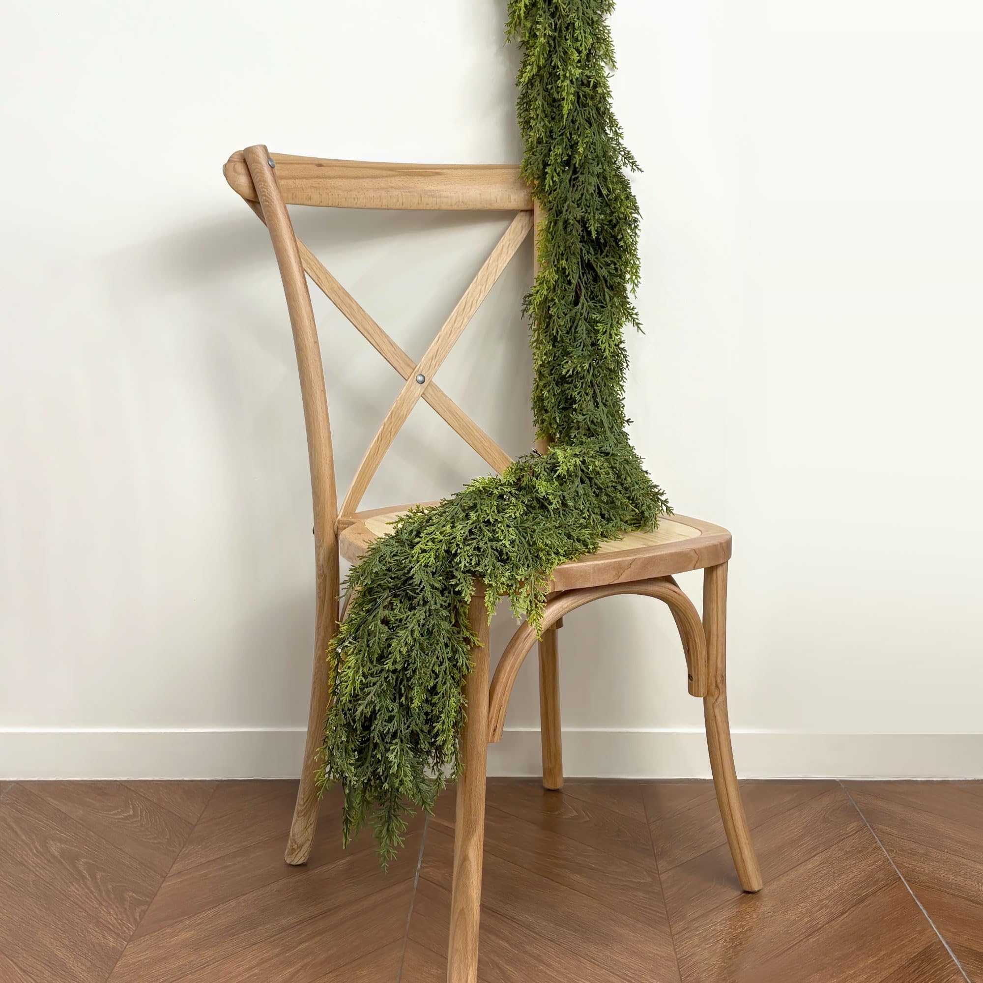 IDOGliitte+ garland bent around rail showing flexible wired stem benefit