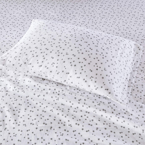 Intelligent Design fitted sheet corner with elastic demonstrating secure fit and ease