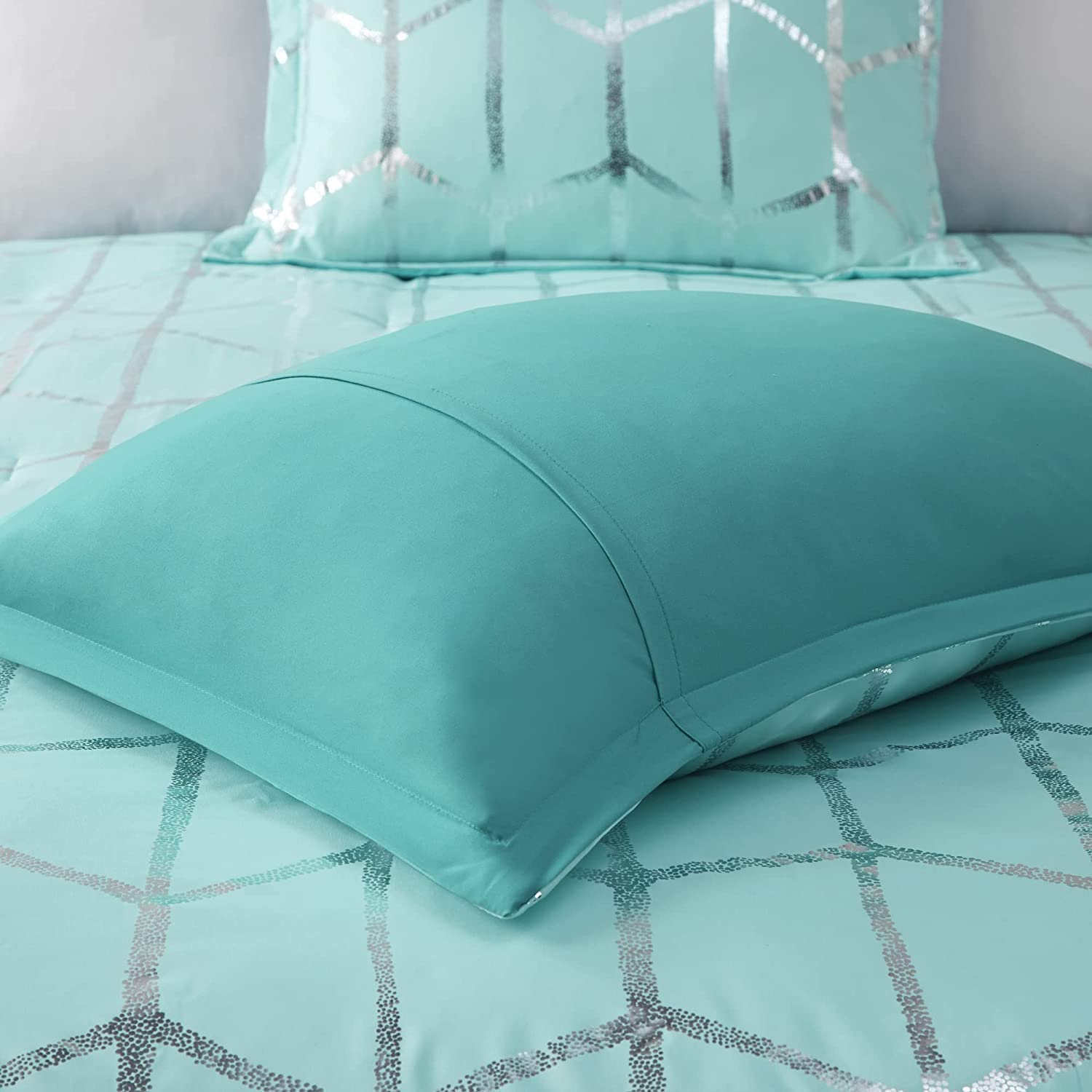 Intelligent Design comforter on queen bed to demonstrate true-to-size coverage and drape