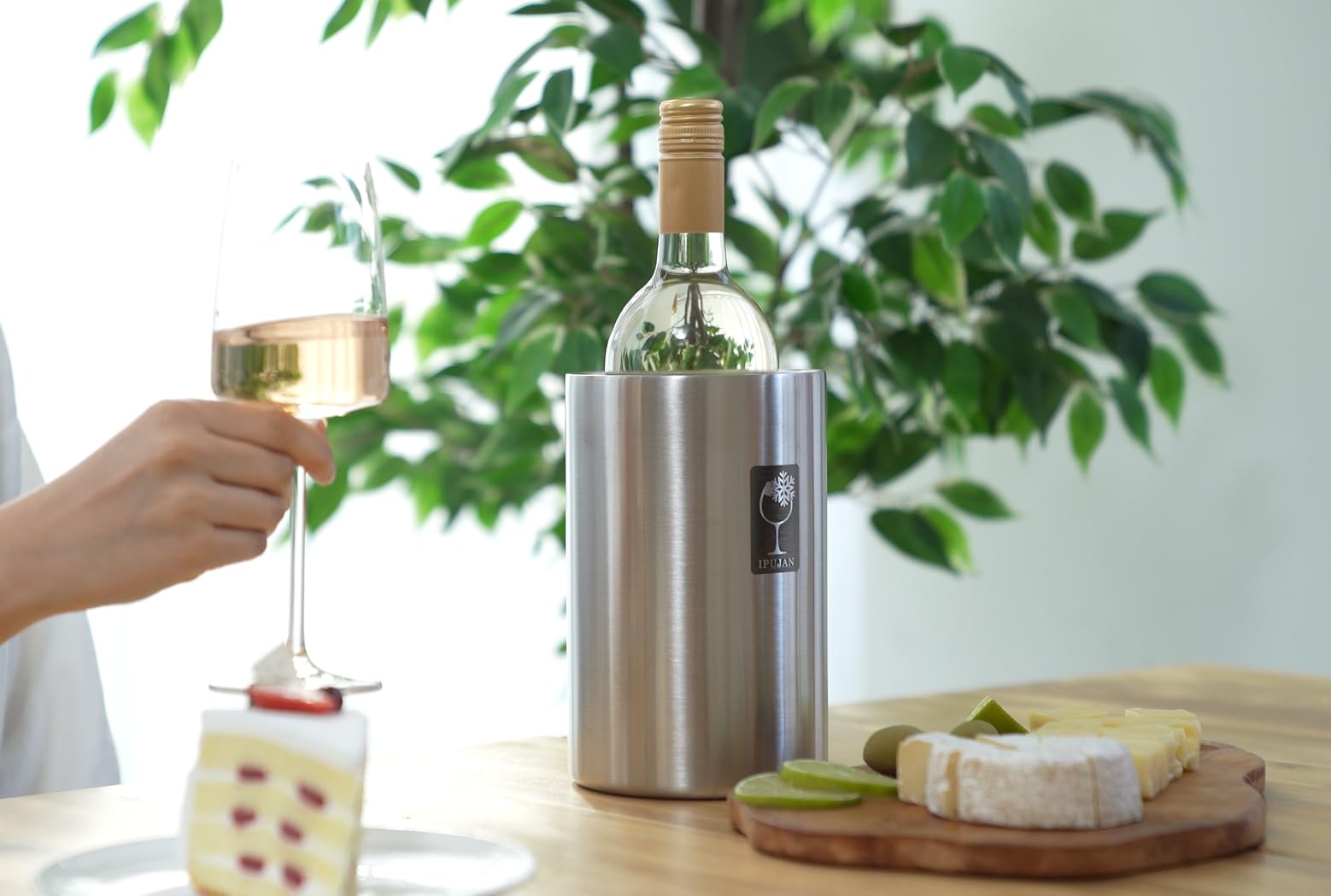IPUJAN lifestyle on dinner table illustrating elegant presentation and mess-free cooling benefit