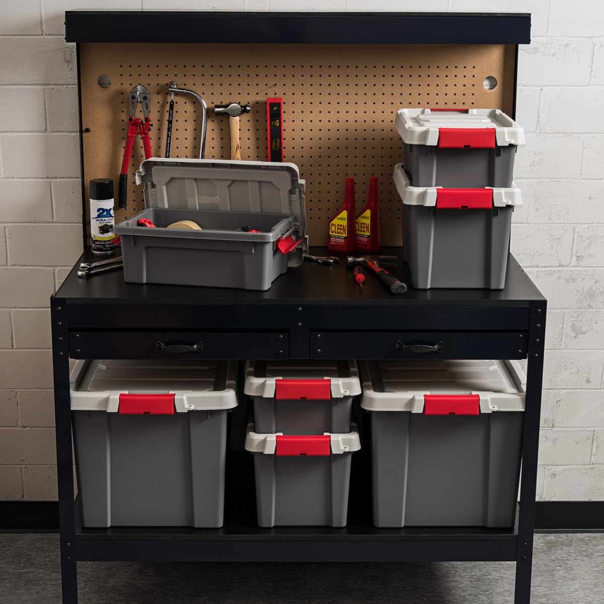 IRIS USA close-up of grooved lid and buckle latch for secure stacking and tie-downs
