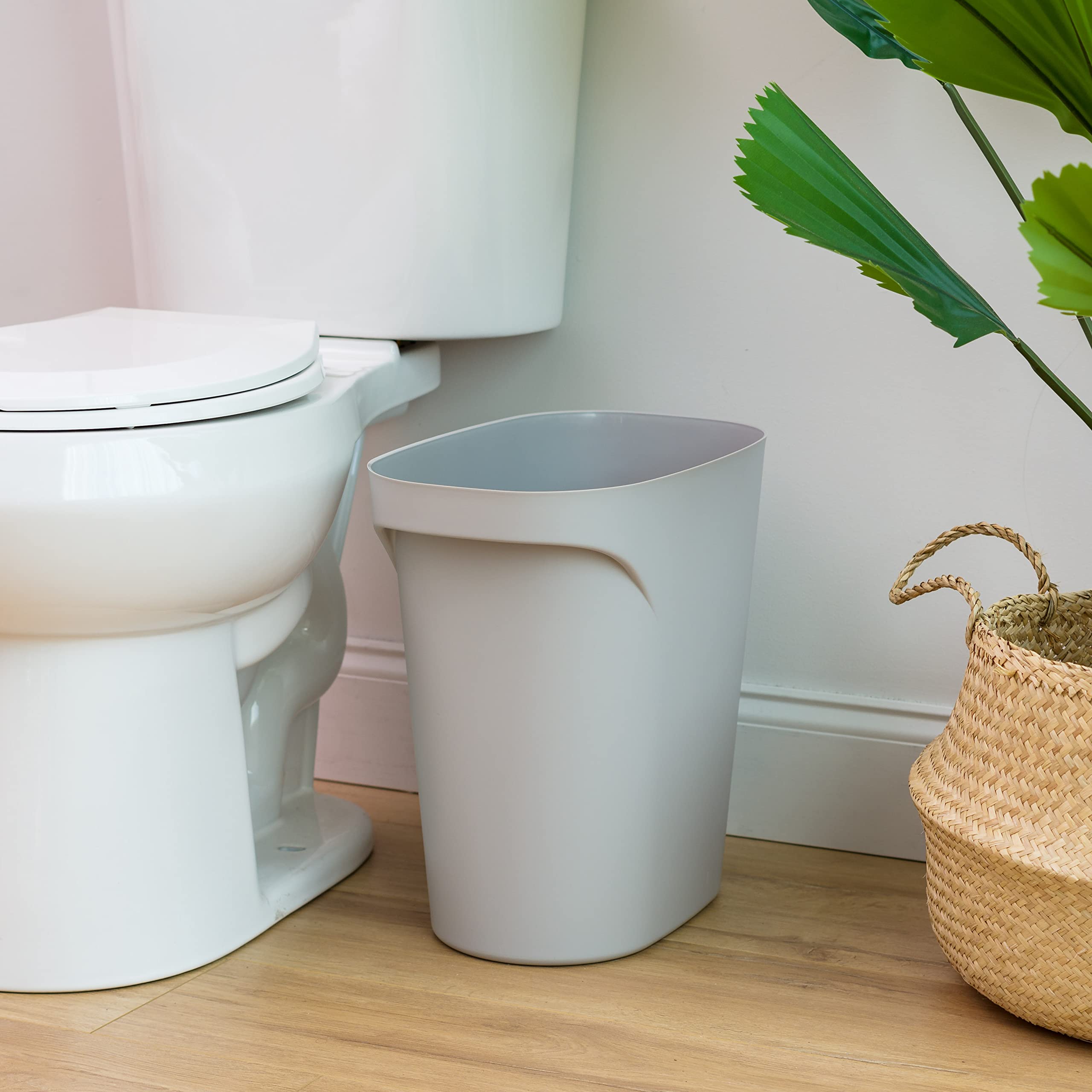 IRIS USA built-in handle detail for secure lifting and effortless emptying