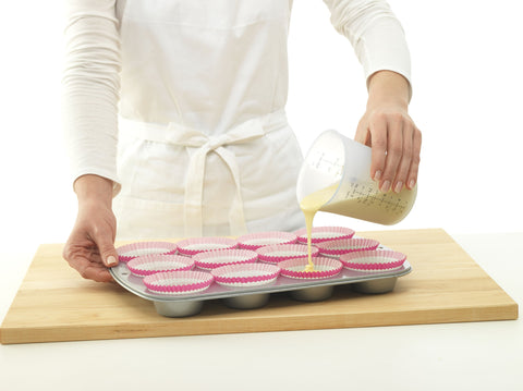 iSi Basics close-up of textured exterior providing a secure non-slip grip while pouring