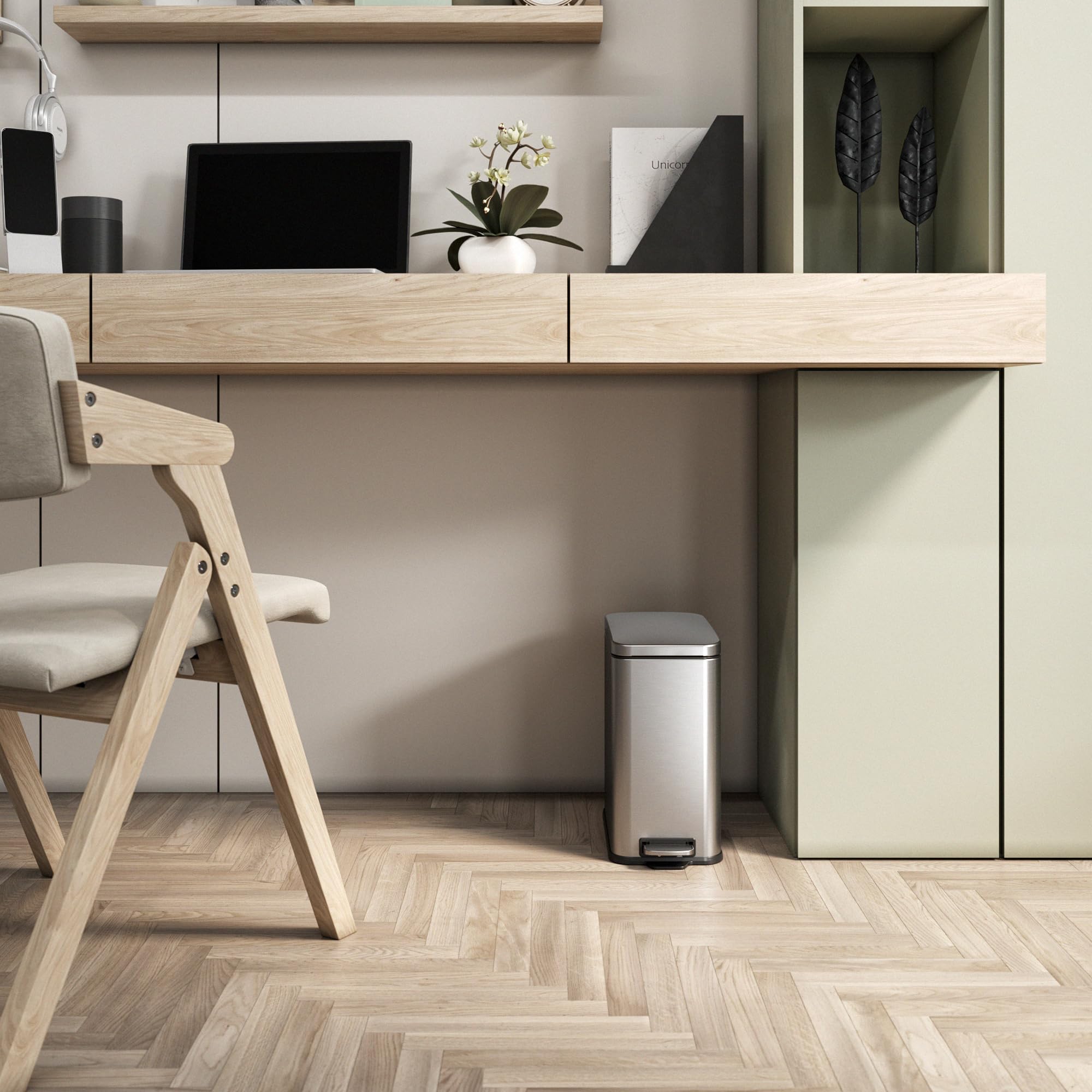 iTouchless soft-close lid action ensuring quiet operation and no slamming