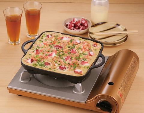 Iwatani pan next to spatula showing scale and easy handling advantage