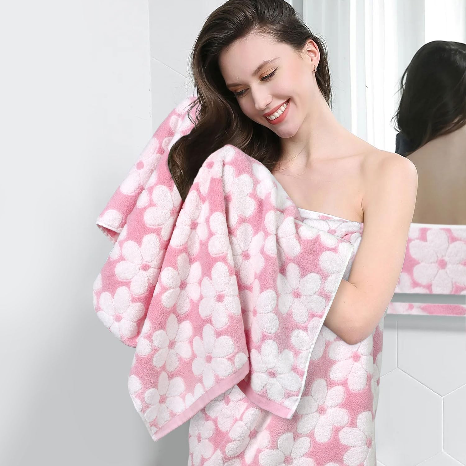 Jacquotha towel absorbing water to demonstrate fast-drying performance