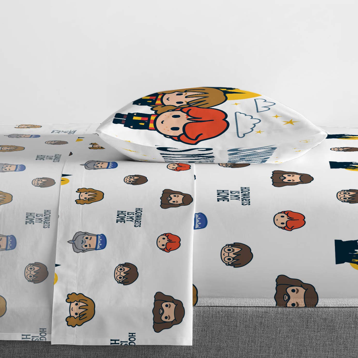 Jay Franco styled kids bedroom with set demonstrating themed room transformation