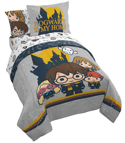 Jay Franco front view showing full Harry Potter characters and bedding appeal