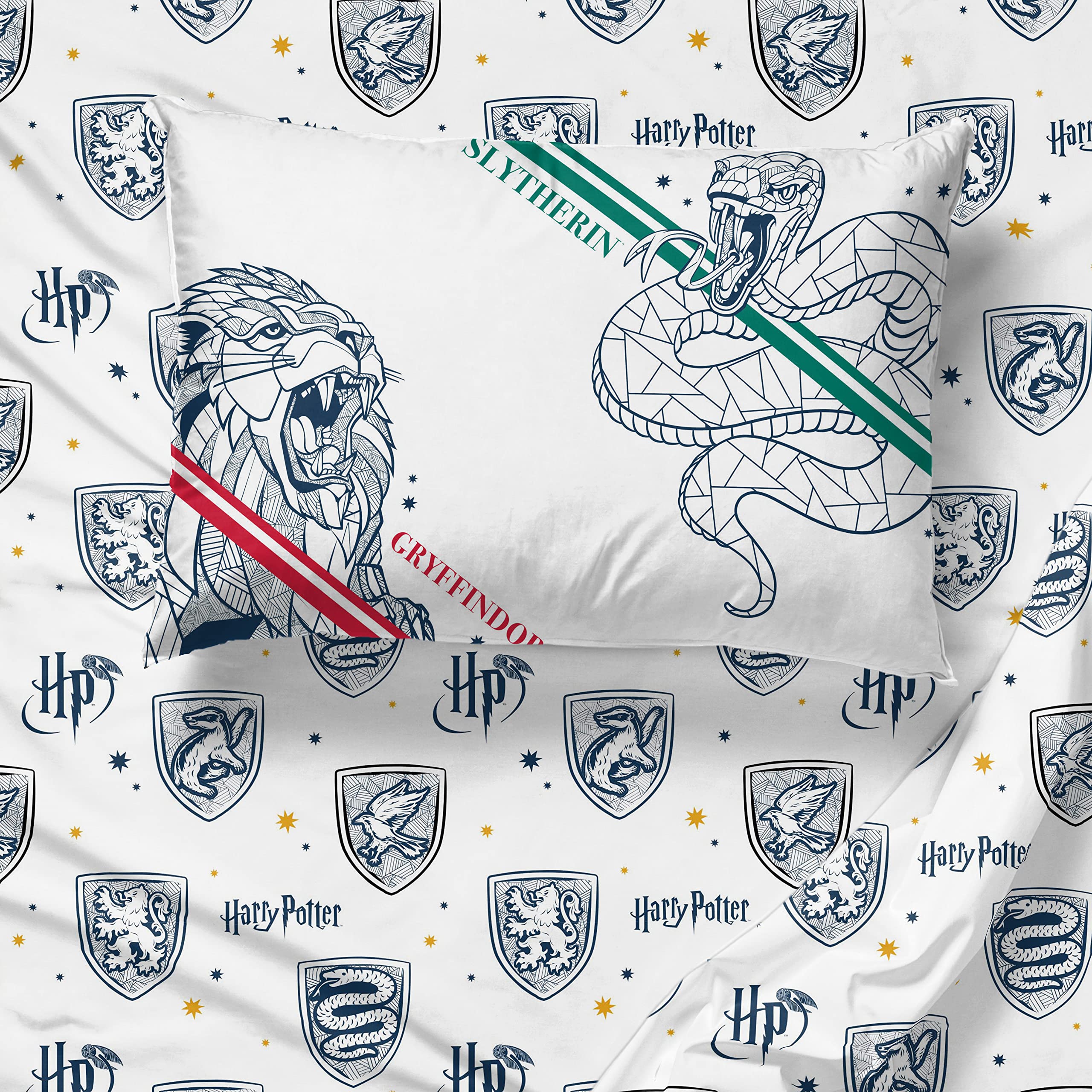 Jay Franco lifestyle image on a twin bed showing themed bedding in a child’s room
