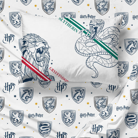 Jay Franco lifestyle image on a twin bed showing themed bedding in a child’s room
