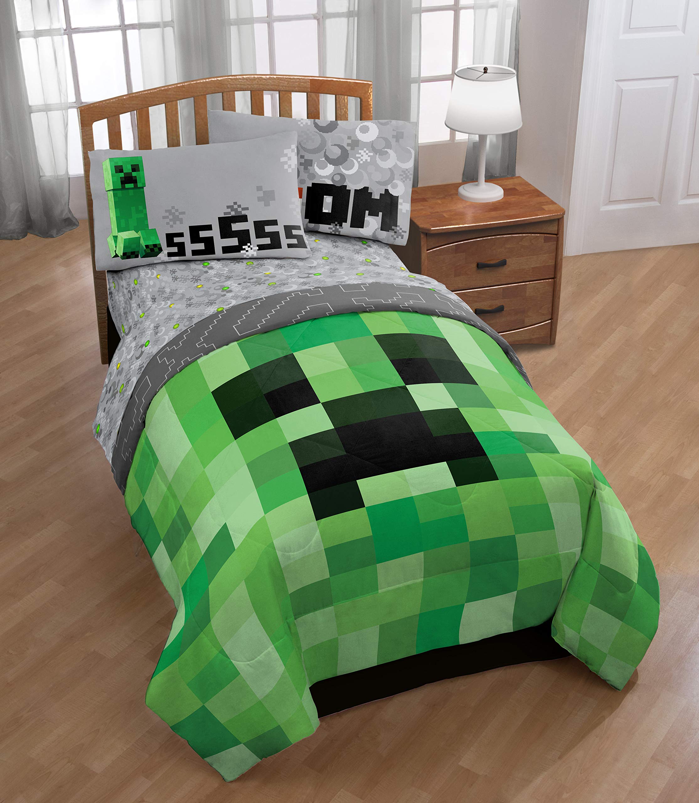 Jay Franco full-size bed scale photo showing comforter coverage and room placement