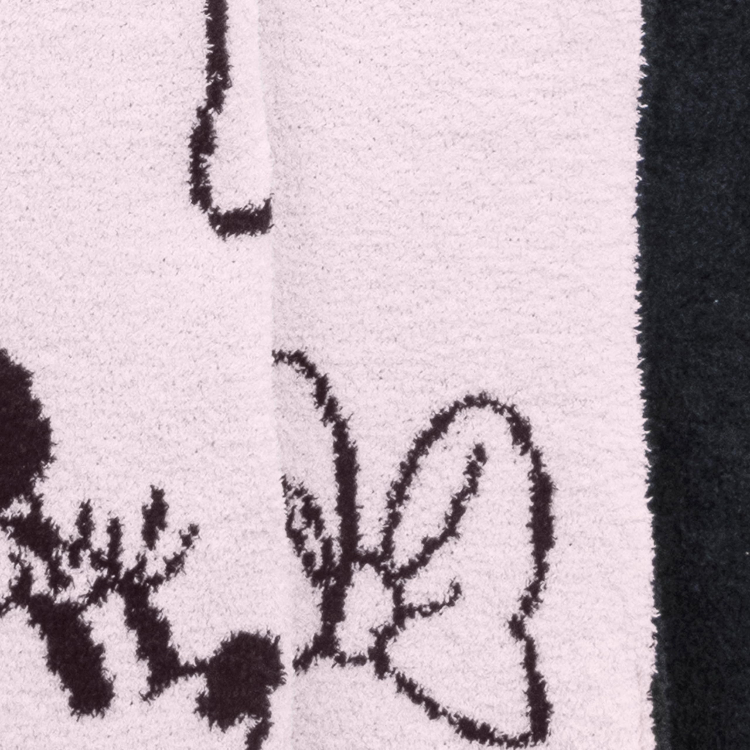 Jay Franco detailed shot of Minnie and bows print for playful style
